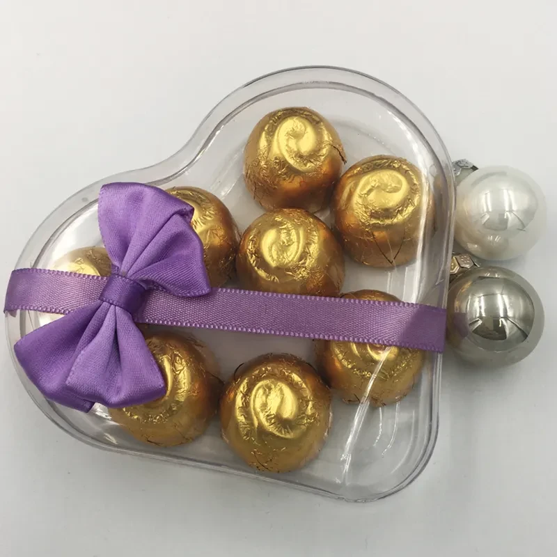 Firmowe pudelko z kokardką w kształcie serca z pralinami Wiśnie w Likierze