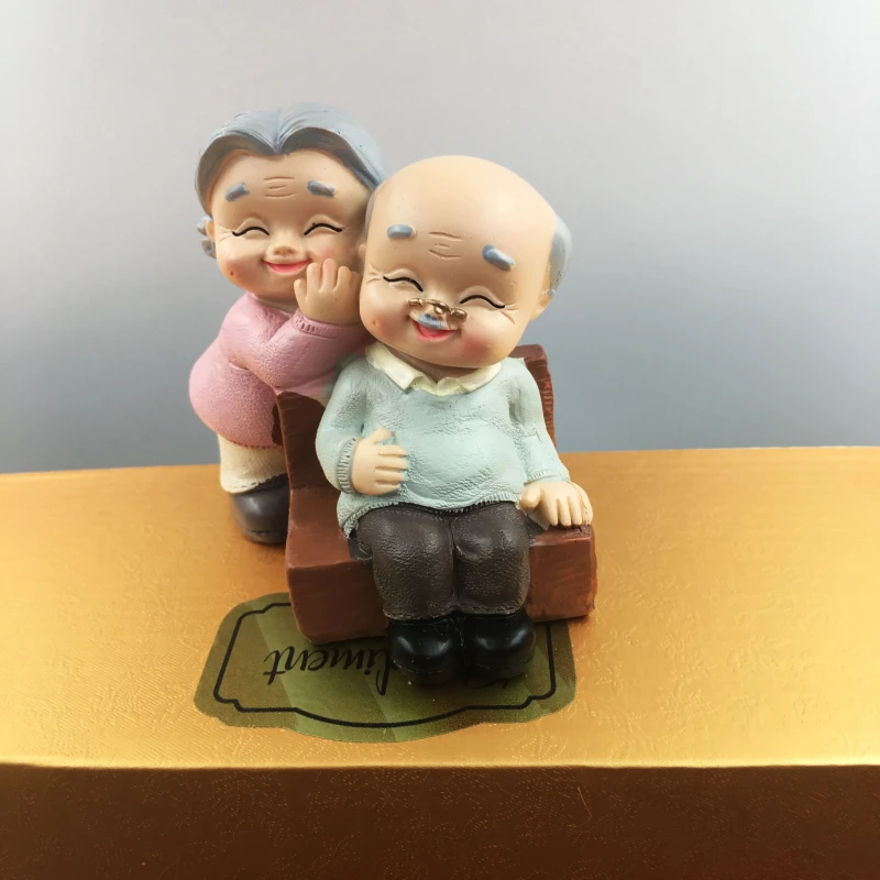 Ręcznie robione figurki babci i dziadka.