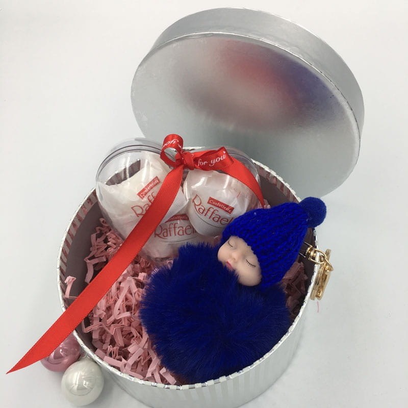 Srebrne okrągłe pudełko na prezent z różowym wypełniaczem