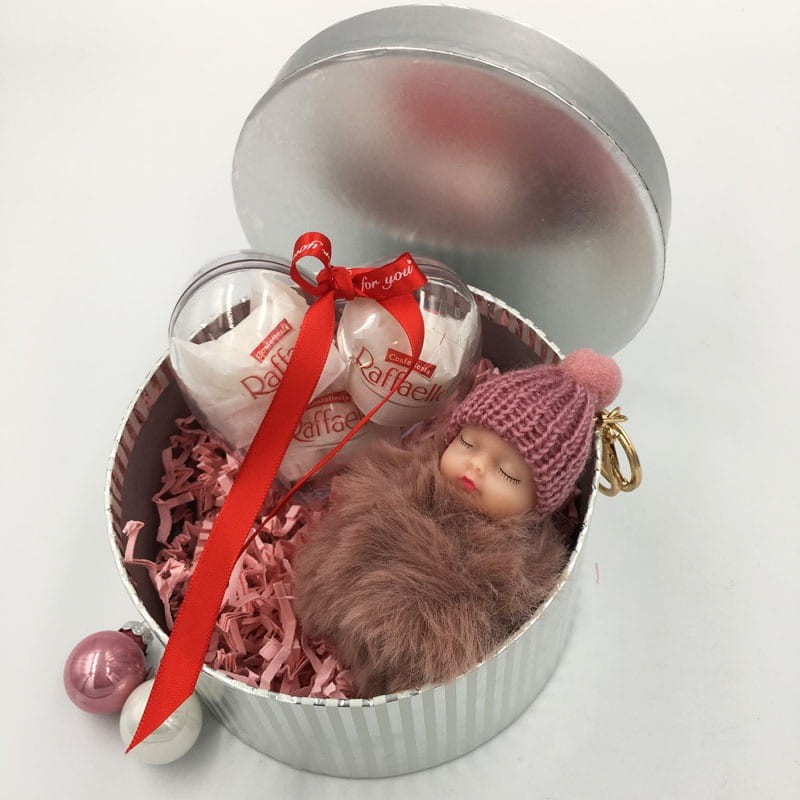 Srebrne okrągłe pudełko na prezent z różowym wypełniaczem