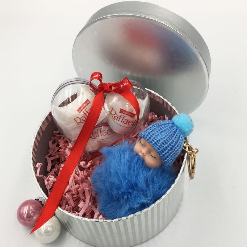 Srebrne okrągłe pudełko na prezent z różowym wypełniaczem