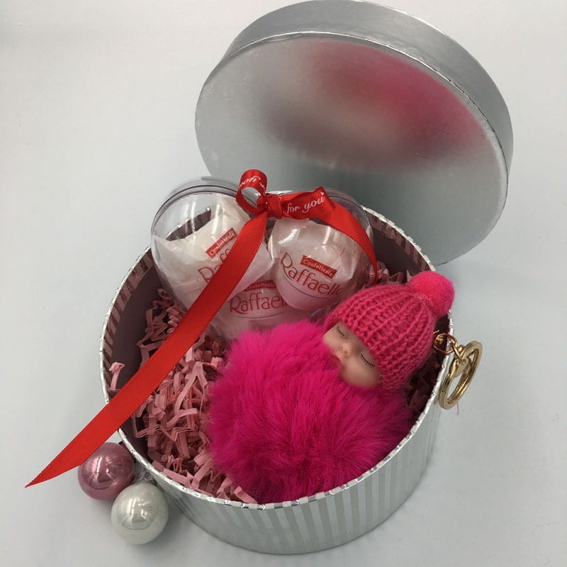 Srebrne okrągłe pudełko na prezent z różowym wypełniaczem