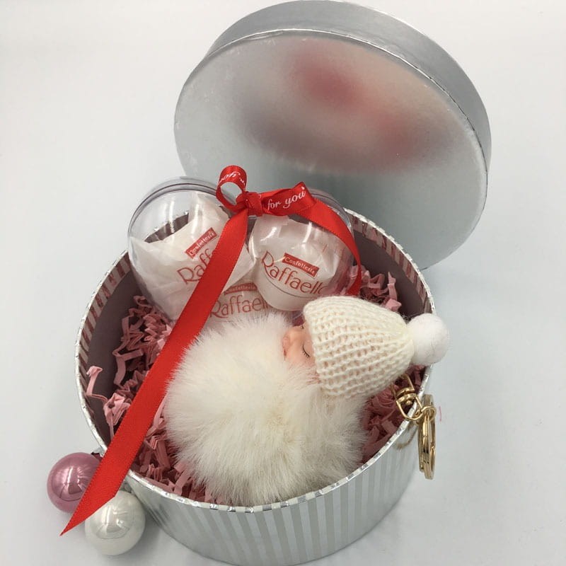 Srebrne okrągłe pudełko na prezent z różowym wypełniaczem