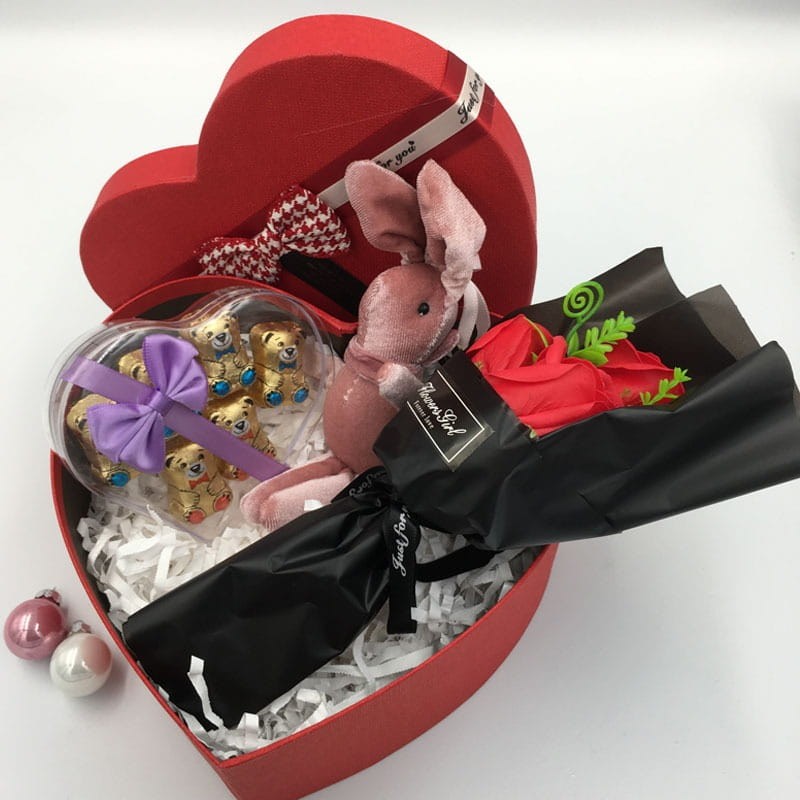 prezent na walentynki dla dziewczyny - miś w czerwonym pudelku