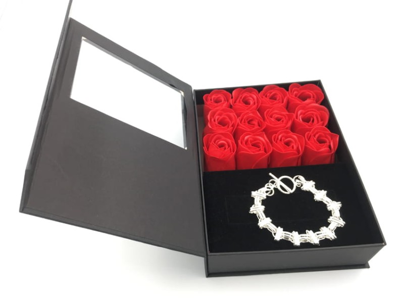 Elegancki zestaw z czerwonymi różami z mydła i biżuterią handmade Infini