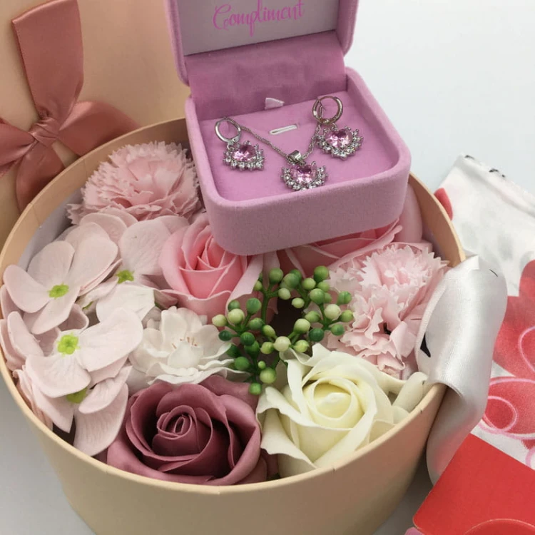 flower box z biżuterią dla par Je T'aime