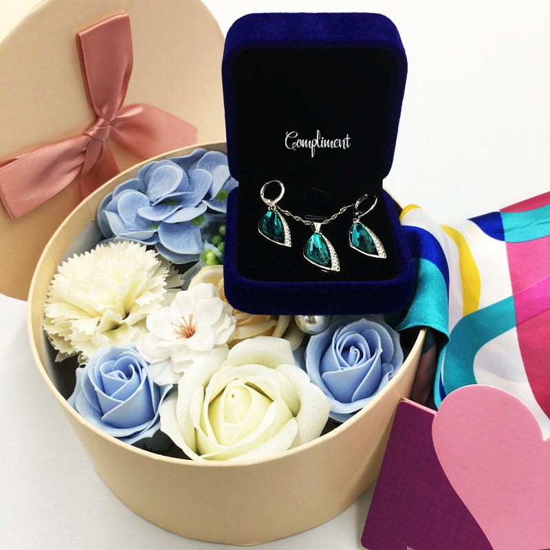 flower box z biżuterią dla par