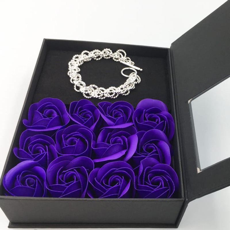 Elegancki zestaw  z fioletowymi różami z mydła i biżuterią handmade