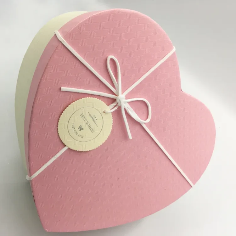 Ekskluzywny Flower Box „Dutch Heart Deluxe” — aksamitne pudełko serce z kwiatami mydlanymi i dekoracyjną butelką.