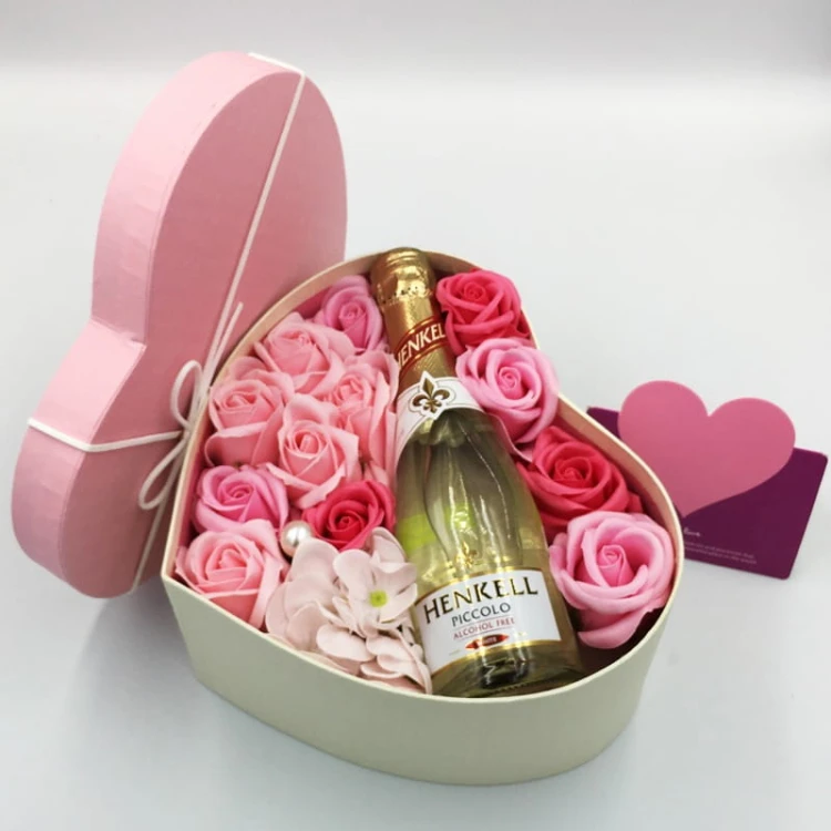 Zestaw „Dutch Heart Deluxe” — mydlane kwiaty w aksamitnym sercu z elegancką butelką, idealny na wyjątkowe okazje.