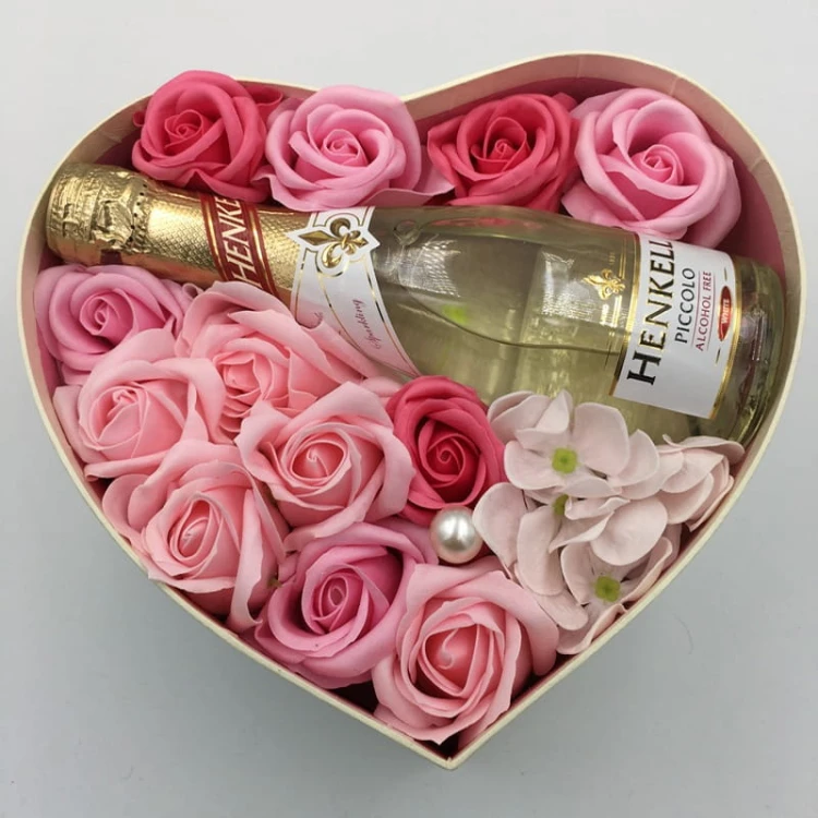 Aksamitne serce „Dutch Heart Deluxe” z mydlanymi kwiatami i stylową butelką — luksusowy zestaw upominkowy.