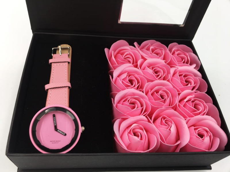 Elegancki zestaw z różowymi różami z mydła i zagarkiem Regarde