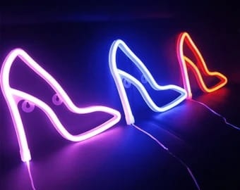 Różowy neon LED  Szpilki – kobieca dekoracja do sypialni lub salonu urody