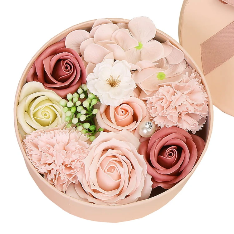 Flower Box z bukietem kwiatów mydlanych — elegancki, trwały zestaw prezentowy na każdą okazję.