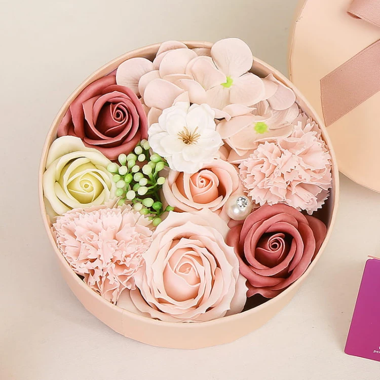 Bukiet kwiatów mydlanych w dekoracyjnym Flower Boxie — stylowy prezent, gotowy do wręczenia.