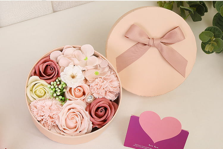 Flower Box z mydlanym bukietem — delikatna, elegancka kompozycja idealna na wyjątkowe chwile.
