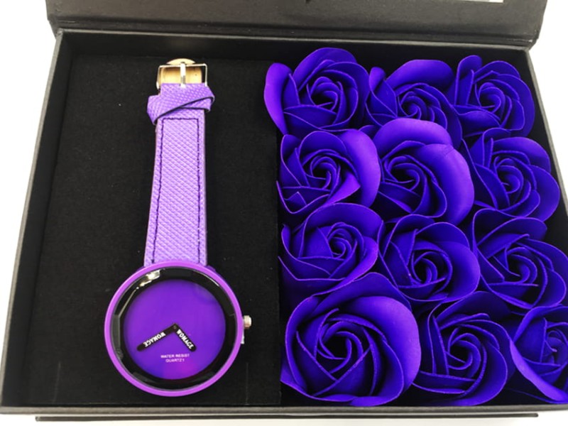 Elegancki zestaw z różowymi różami z mydła i zagarkiem