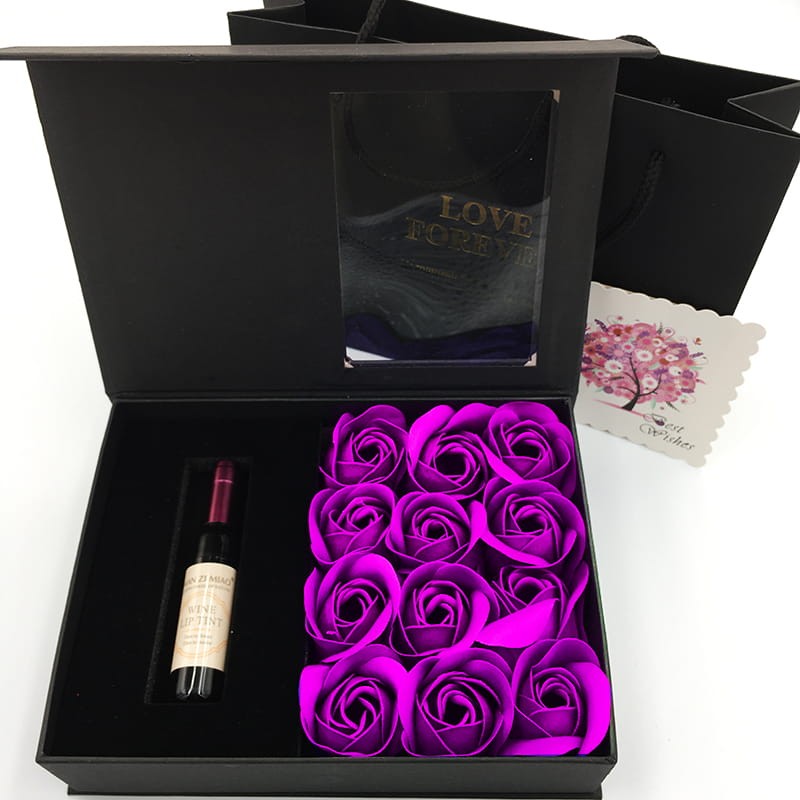 Włoski zestaw z różami i szminką dla mamy