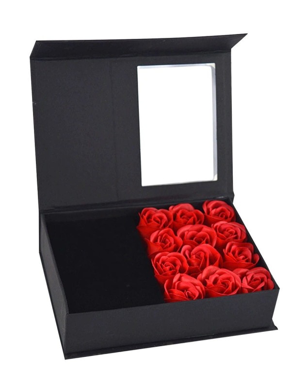 Czarne pudełko upominkowe magnetycne wypełnione ozdobnymi fioletowymi różami