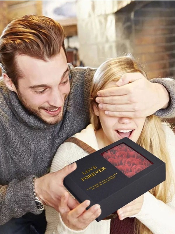 Czarne pudełko upominkowe magnetycne wypełnione ozdobnymi fioletowymi różami