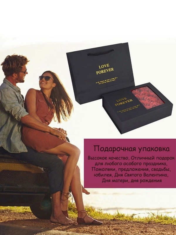 Czarne pudełko upominkowe magnetycne wypełnione ozdobnymi fioletowymi różami