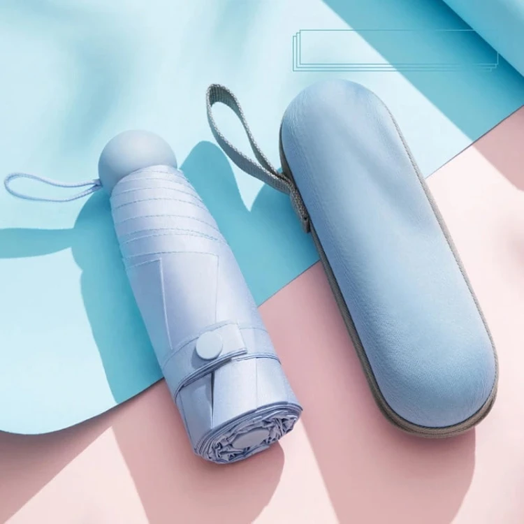 Mini parasolka w eleganckim etui kapsułowym – kolor niebieski. Składana, kompaktowa i idealna do codziennego użytku. UV50+, wodoodporna.