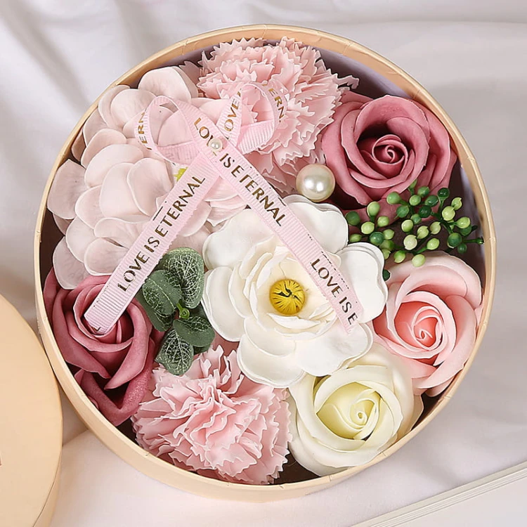 Francuskie kwiaty mydlane w dekoracyjnym Flower Boxie „Parisian Bloom” — stylowa kompozycja na wyjątkowe okazje.