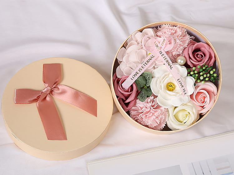 „Parisian Bloom” – luksusowy Flower Box z trwałymi kwiatami mydlanymi inspirowanymi paryskim stylem.