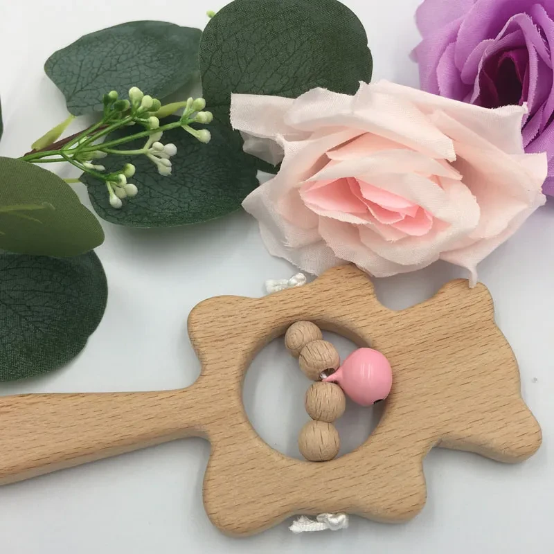 Drewniana grzechotka w kształcie misia.