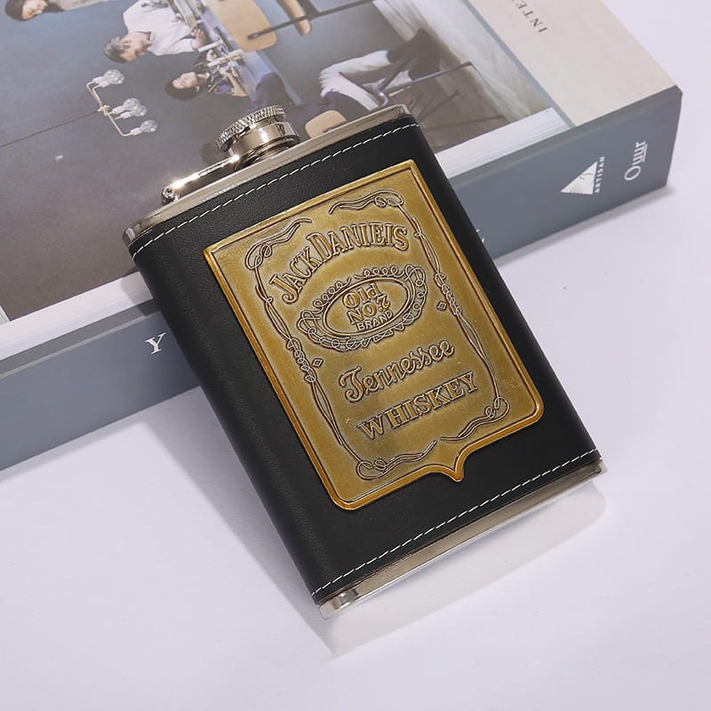 Piersiówka ze stali nierdzewnej z grawerem 230 ml.