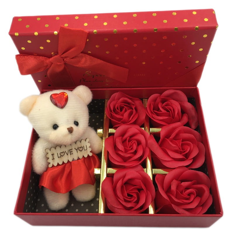 Romantyczny komplet: pluszowy miś „I LOVE YOU” + czerwone róże mydlane w stylowym pudełku prezentowym.