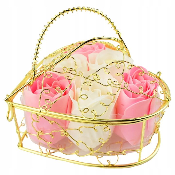 Koszyczek w kształcie serca z czerwonymi różami mydlanymi – elegancki upominek na każdą okazję.
