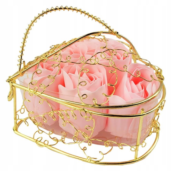 Koszyczek w kształcie serca z czerwonymi różami mydlanymi – elegancki upominek na każdą okazję.