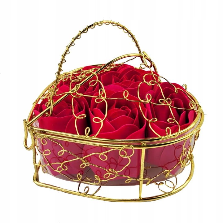 Koszyczek w kształcie serca z czerwonymi różami mydlanymi – elegancki upominek na każdą okazję.