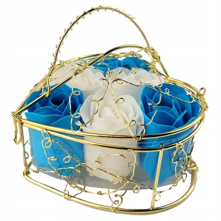 Koszyczek w kształcie serca z różami mydlanymi – elegancki upominek na każdą okazję.