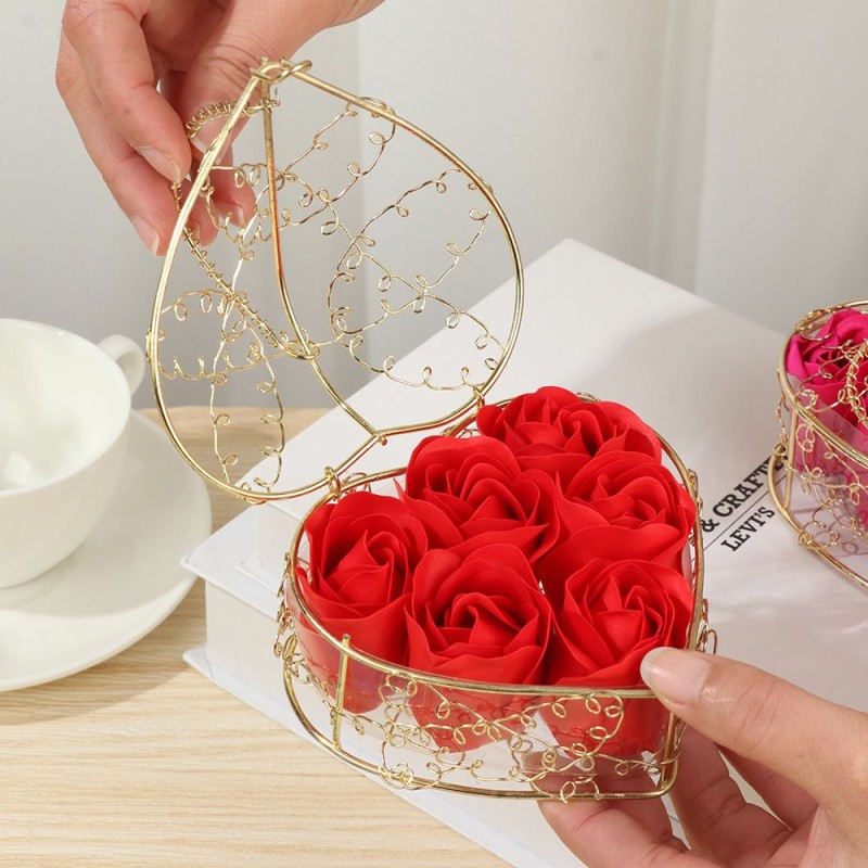 Koszyczek w kształcie serca z czerwonymi różami mydlanymi – elegancki upominek na każdą okazję.