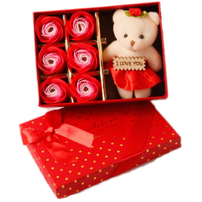 Zestaw prezentowy: miś „I LOVE YOU” i czerwone róże mydlane w eleganckim pudełku – romantyczny upominek gotowy do wręczenia.