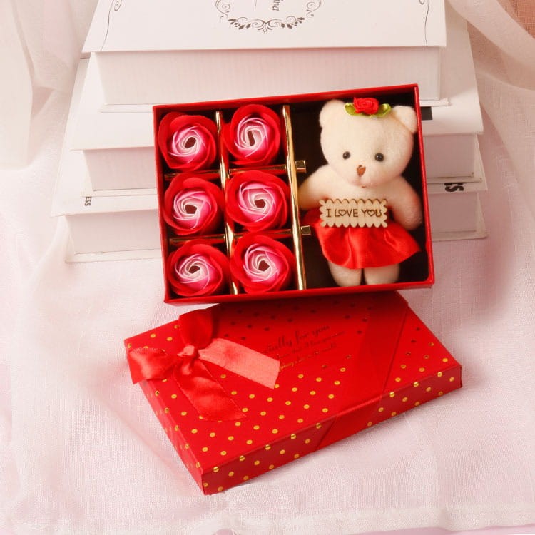 Elegancki zestaw z misiem i czerwonymi różami mydlanymi w ozdobnym pudełku – idealny prezent na wyjątkowe okazje.