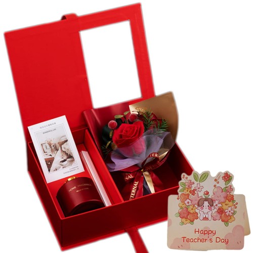 dyfuzor w eleganckim pudełku mydlane różeZestaw prezentowy dla nauczyciela – czerwony dyfuzor zapachowy i bukiet róż w eleganckim pudełku z kartką „Happy Teacher’s Day”.