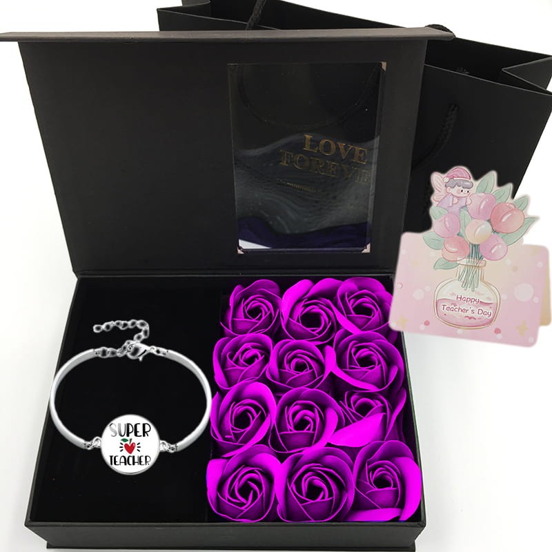 Zestaw prezentowy dla nauczyciela – różowe róże mydlane, bransoletka „Super Teacher” i elegancka torba prezentowa.