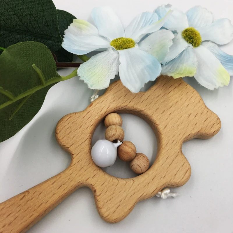 Drewniana grzechotka w kształcie misia