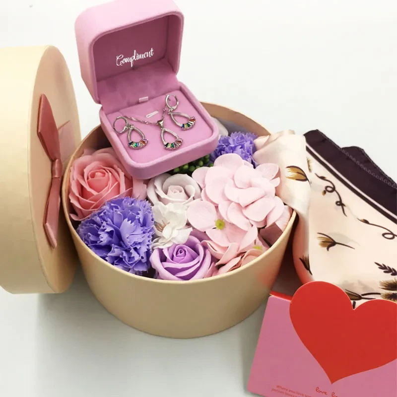 pachnące luksusowe mydlane kwiaty z biżuterią dla par Je T'aime