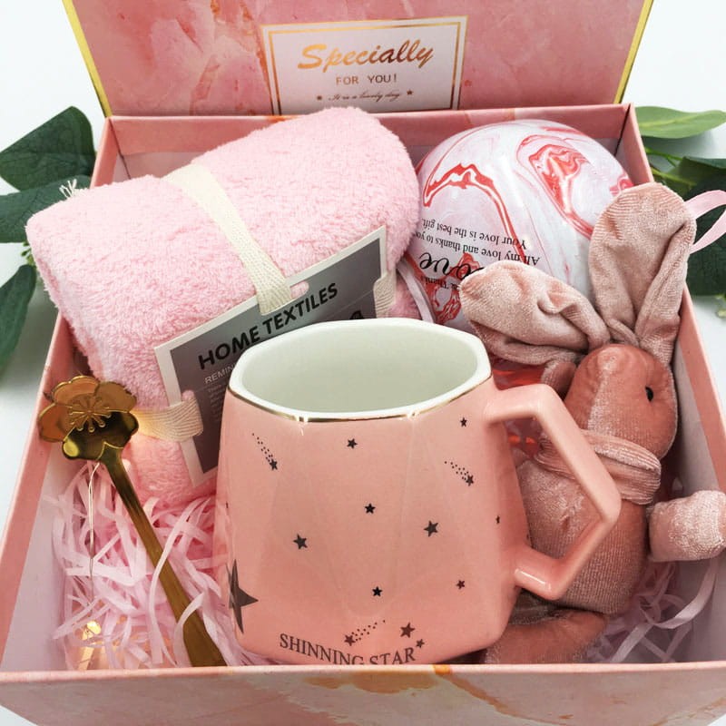 Zestaw prezentowy dla niej z kubkiem, ręcznikiem, maskotką i kulą do kąpieli. Idealny na urodziny lub Dzień Kobiet.