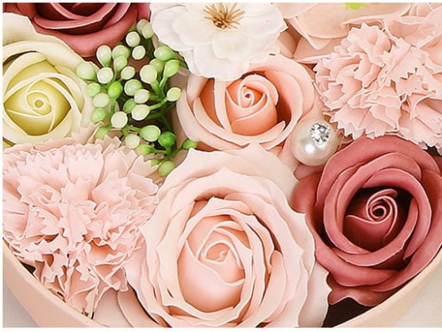 Okrągły flowerbox z mydlanymi kwiatami w pastelowych kolorach i aromatyczną świecą w eleganckim opakowaniu. Idealny prezent dla mamy, kobiety lub przyjaciółki. Gotowy do wręczenia.