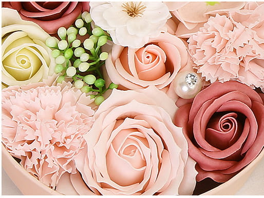 Okrągły flowerbox z mydlanymi kwiatami w pastelowych kolorach i aromatyczną świecą w eleganckim opakowaniu. Idealny prezent dla mamy, kobiety lub przyjaciółki. Gotowy do wręczenia.