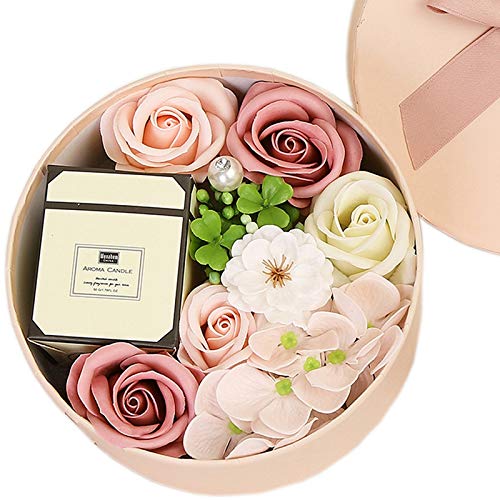 Okrągły flowerbox z mydlanymi kwiatami w pastelowych kolorach i aromatyczną świecą w eleganckim opakowaniu. Idealny prezent dla mamy, kobiety lub przyjaciółki. Gotowy do wręczenia.