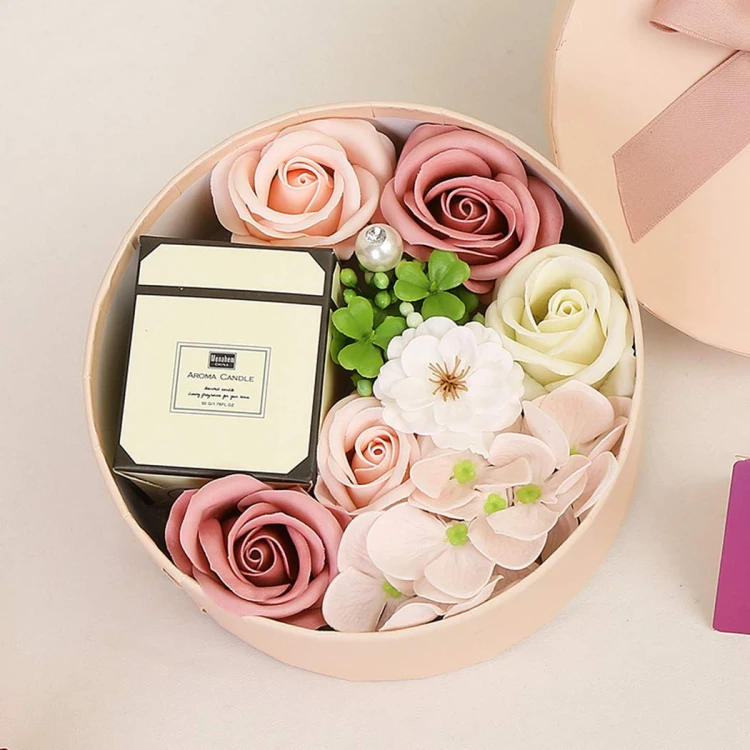 Okrągły flowerbox z mydlanymi kwiatami w pastelowych kolorach i aromatyczną świecą w eleganckim opakowaniu. Idealny prezent dla mamy, kobiety lub przyjaciółki. Gotowy do wręczenia.