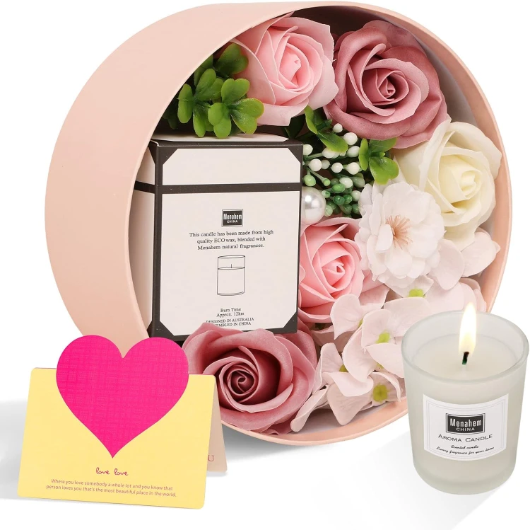 Okrągły flowerbox z mydlanymi kwiatami w pastelowych kolorach i aromatyczną świecą w eleganckim opakowaniu. Idealny prezent dla mamy, kobiety lub przyjaciółki. Gotowy do wręczenia.