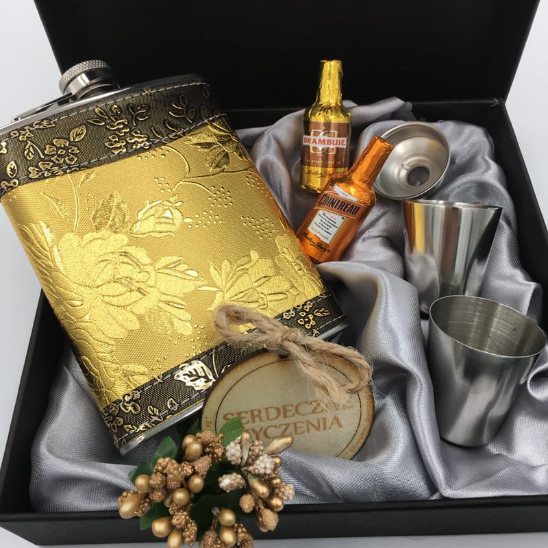 Box urodzinowy dla chlopaka ze złotą piersiówką i kieliszkami