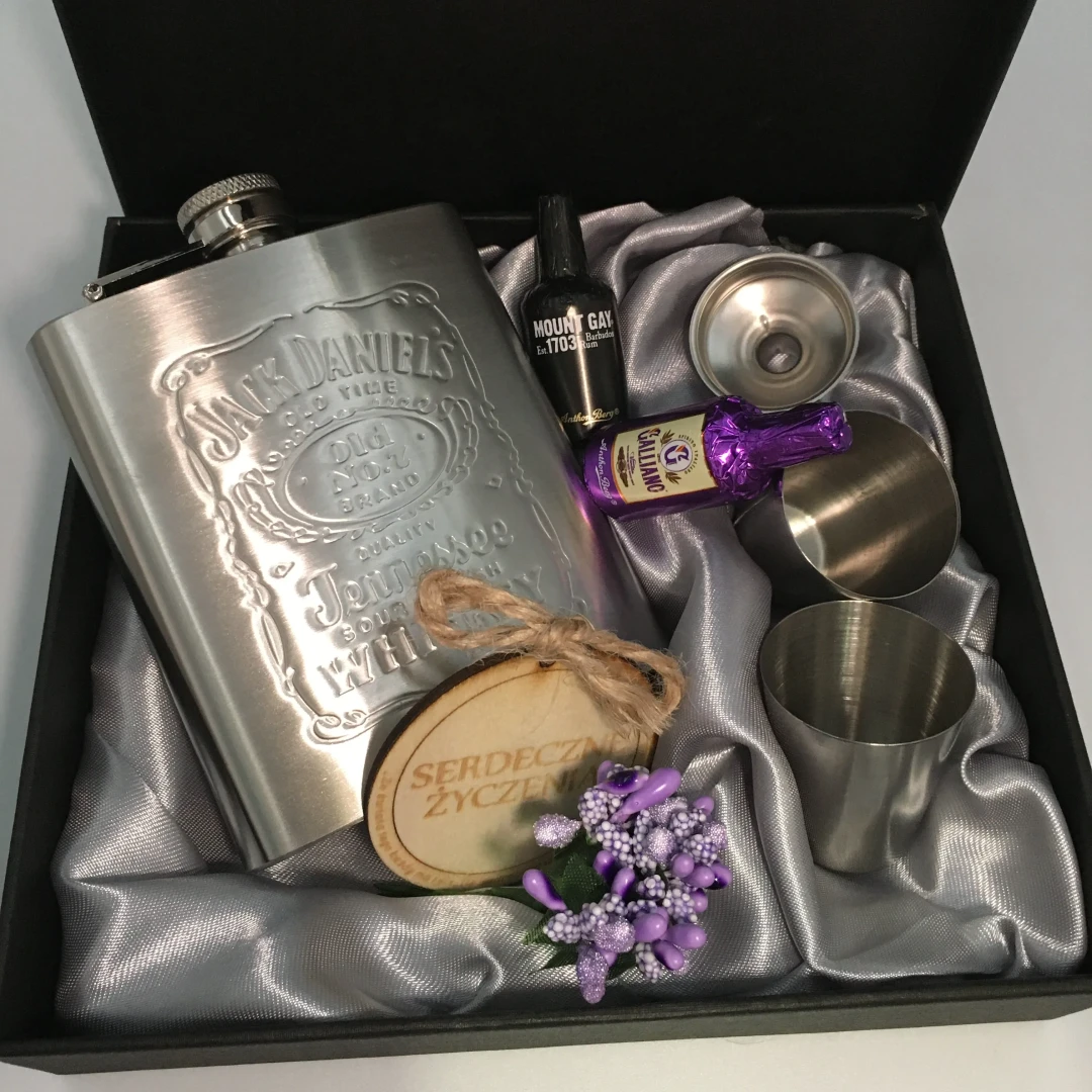 zestaw upominkowy męski z piersiówką i kieliszkami